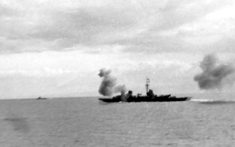 Файл:Savoia «Эудженио ди Савойя» ведет огонь по британским кораблям в бою у Пантеллерии, 15 июня 1942 г.jpg