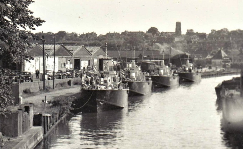 Файл:P1108 Dark Buccaneer, P1111 Dark Killer, P1109 Dark Clipper и P1107 Dark Rover в Норвиче, 08.57.jpg