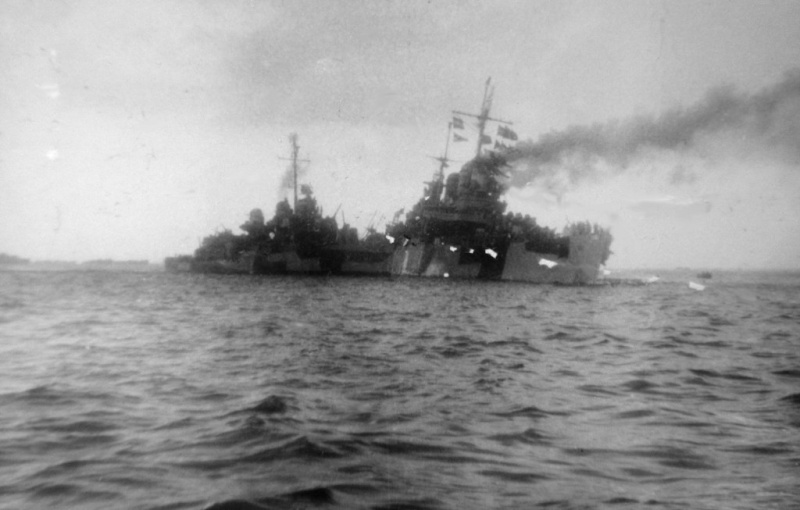 Файл:DD184 Залив Лейте, 20 октября 1944. «Ричард П. Лири» у борта «Гонолулу», поврежденного авиаторпедой.jpg