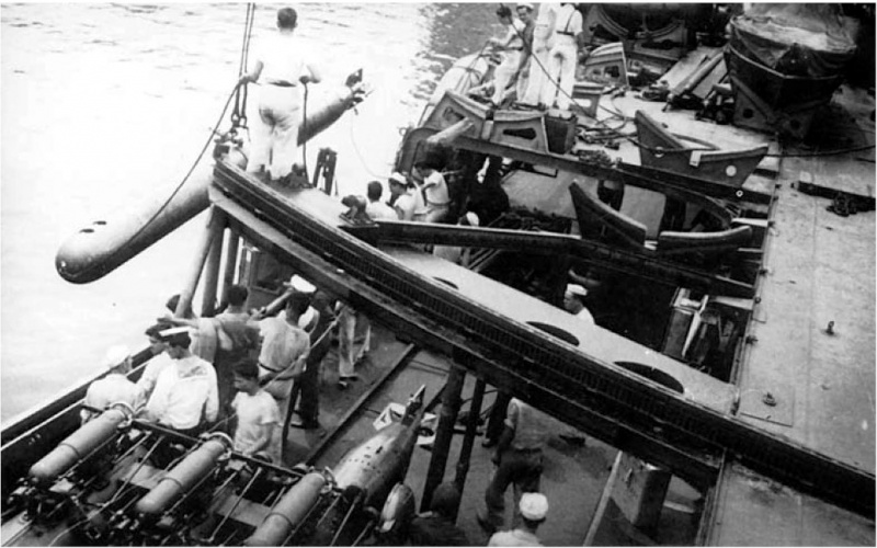 Файл:Savoia Заряжание торпедного аппарата на «Эудженио ди Савойя», июнь 1942 г. Виден рельс для поворота катапульты.jpg