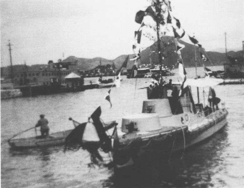 Файл:SoukouTei27 церемония спуска на воду преф. Хиросима 1927.png