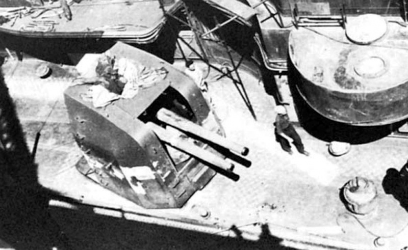 Файл:Montecuccoli 100-мм установка «Раймондо Монтекукколи», пробитая прямым попаданием авиабомбы 4 декабря 1942 г..jpg